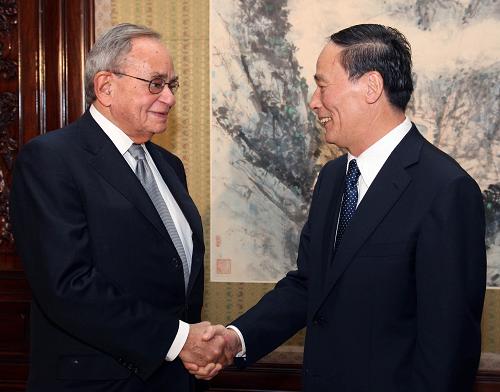 原油交易提醒：OPEC+“温和增产”与地缘冲突双重刺激油价周一高开高走2%